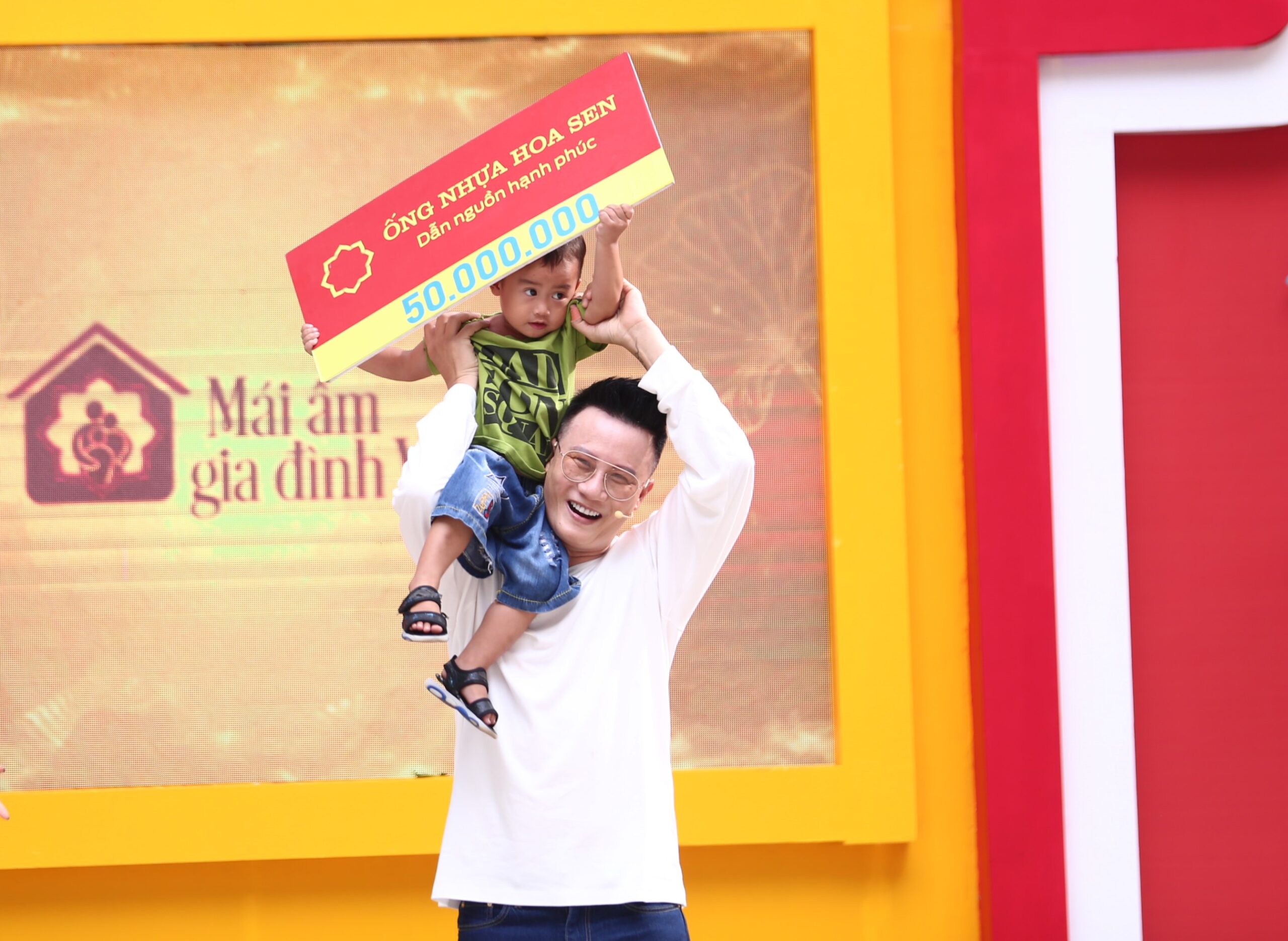 Ca sĩ Hoàng Bách ăn mừng cùng em nhỏ mồ côi với tấm bảng logo đến từ thương hiệu Ống nhựa Hoa Sen – Dẫn nguồn hạnh phúc
