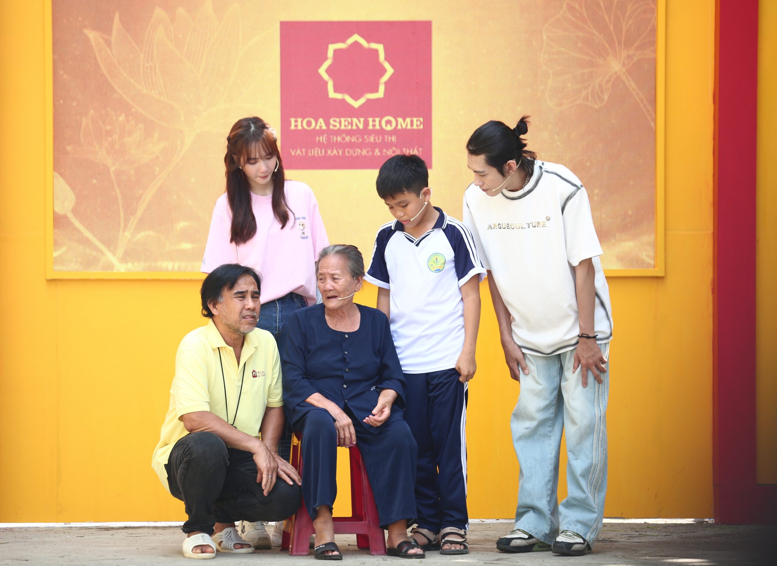 Hình ảnh người bà ốm yếu cùng đứa cháu mồ côi của mình đến với trường quay khiến nhiều người xúc động