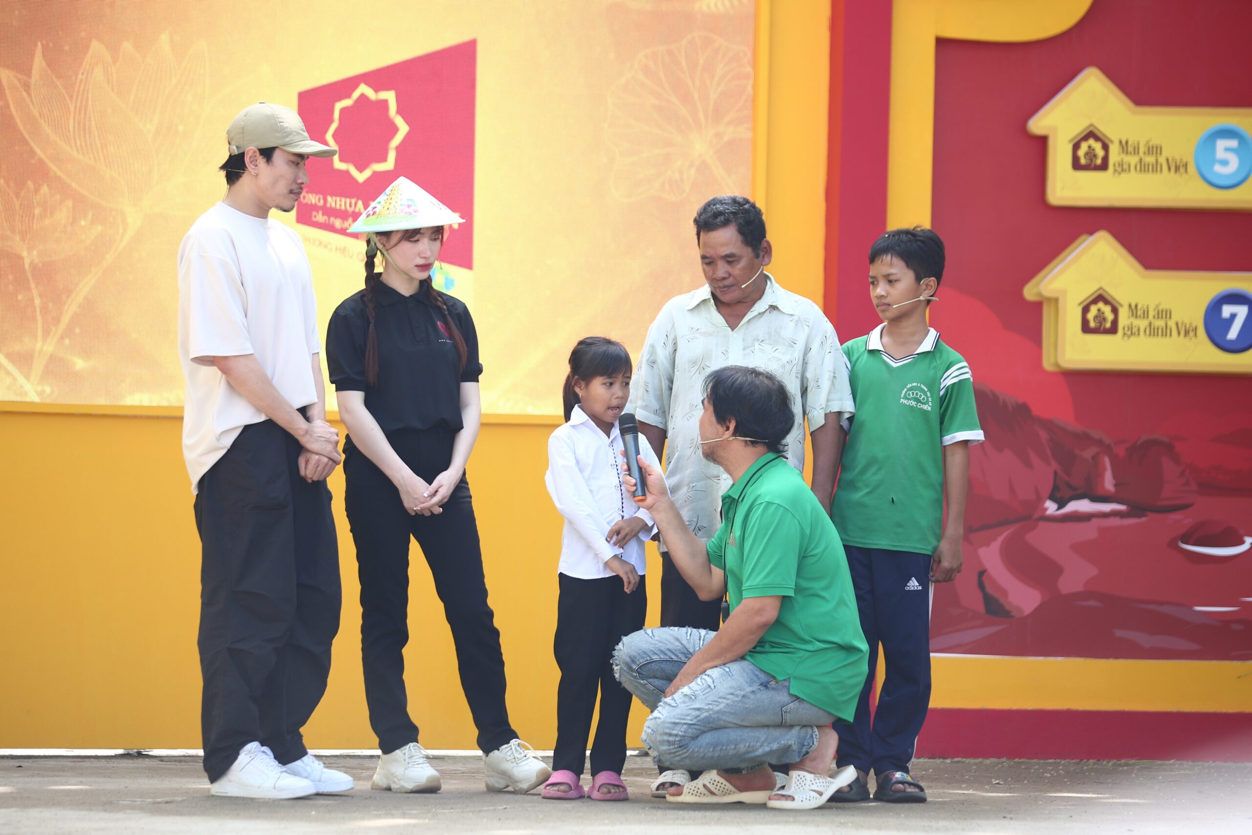 MC Quyền Linh cùng hai nghệ sĩ khách mời bày tỏ sự biết ơn đối với ông bà đã nhận nuôi hai anh em Bình Trị