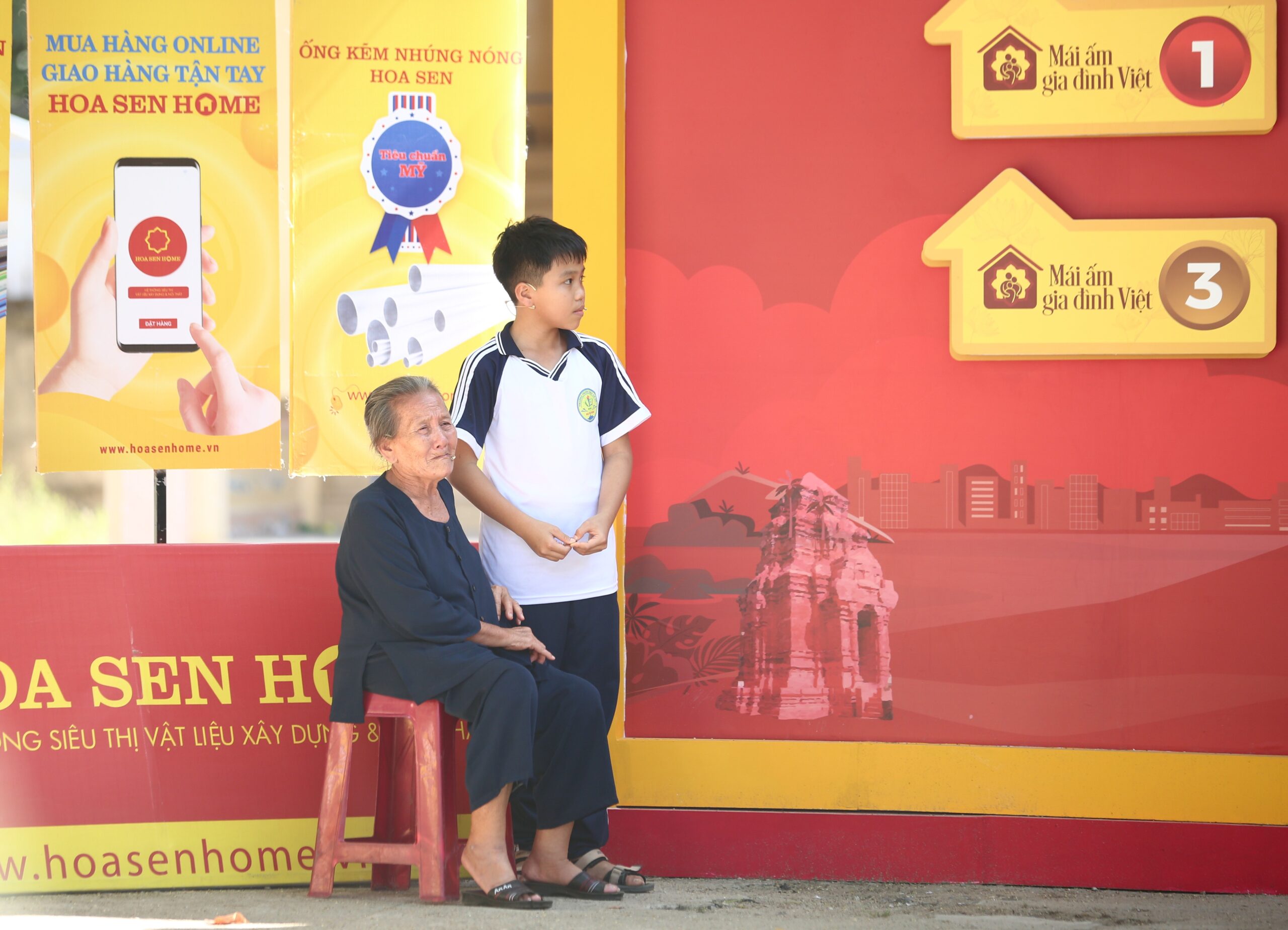 Hình ảnh bà nội của em Kiệt khóc nghẹn lên bên trong cánh gà khiến cả trường quay đều cảm thấy xót xa