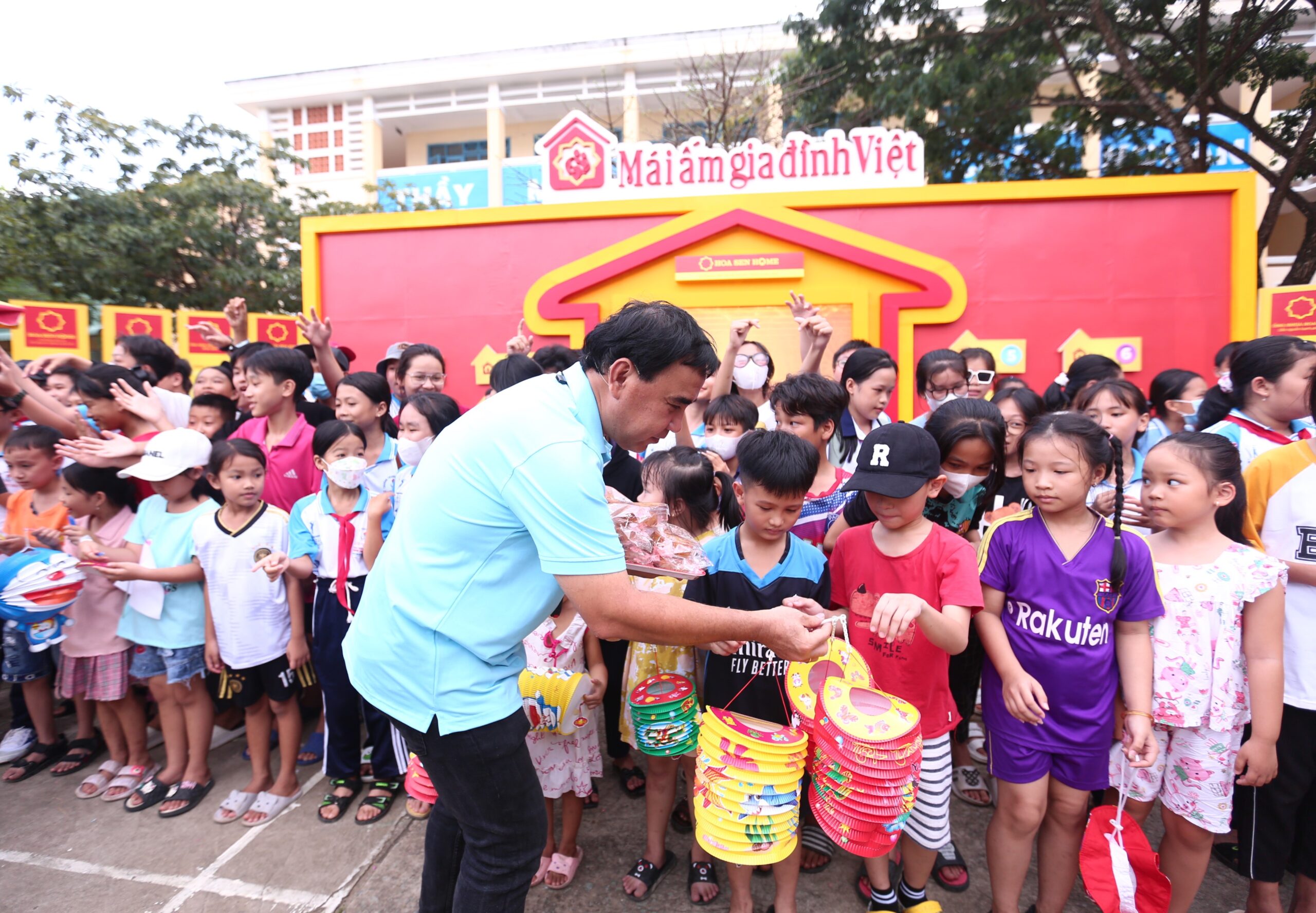 MC Quyền Linh và ekip Mái ấm gia đình Việt tổ chức ăn Trung Thu cho các em nhỏ trong đợt ghi hình tại Bến Tre