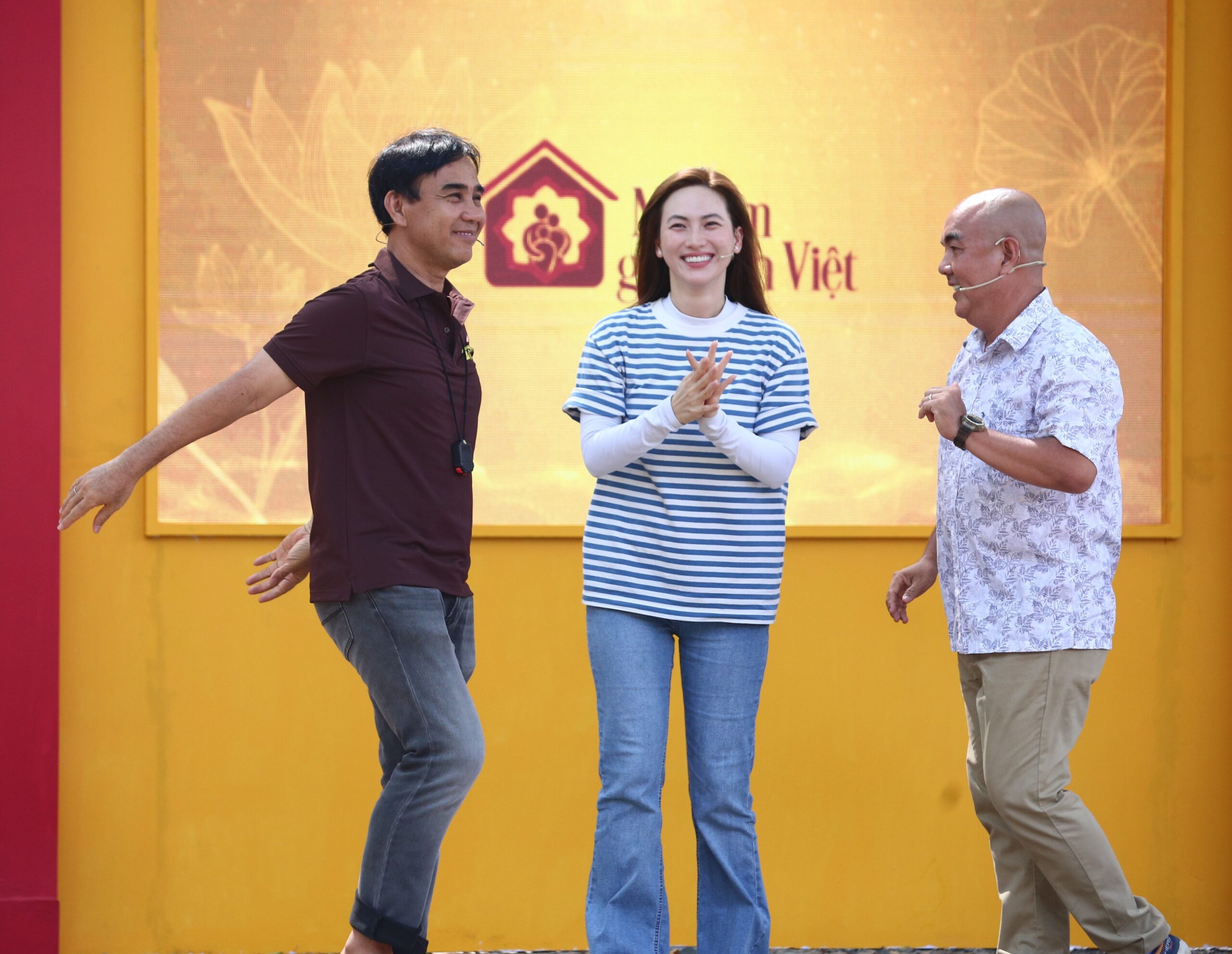 Hai khách mời cùng MC Quyền Linh hào hứng trước khi bắt đầu chương trình