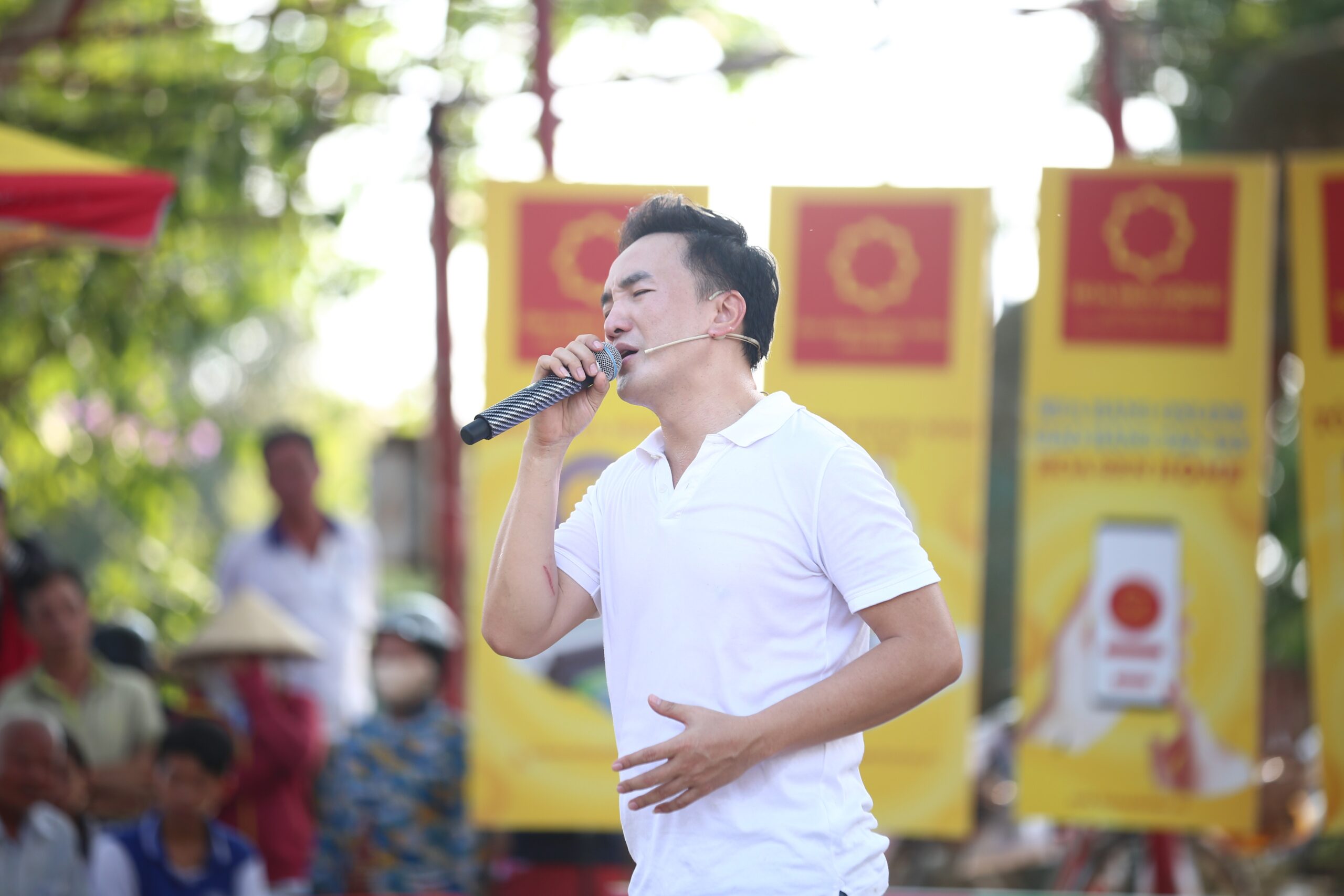 Mở đầu chương trình, ca sĩ Dương Ngọc Thái gửi đến Quý bà con khán giả một ca khúc ngọt ngào, sâu lắng