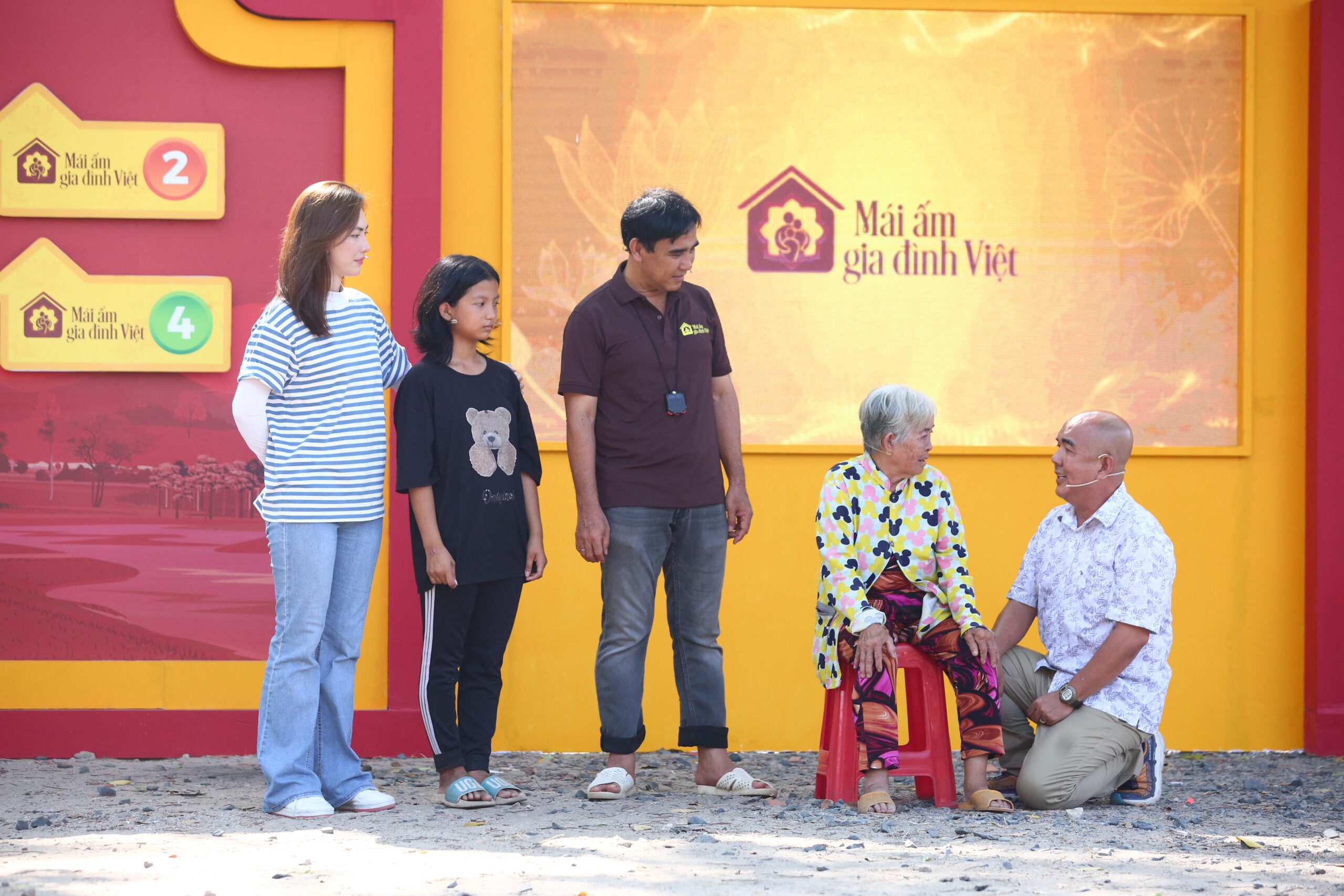 Diễn viên Quốc Thuận nhớ lại những kỷ niệm cùng mẹ mình khi nhìn thấy hình ảnh của bà nội em Trúc Phương