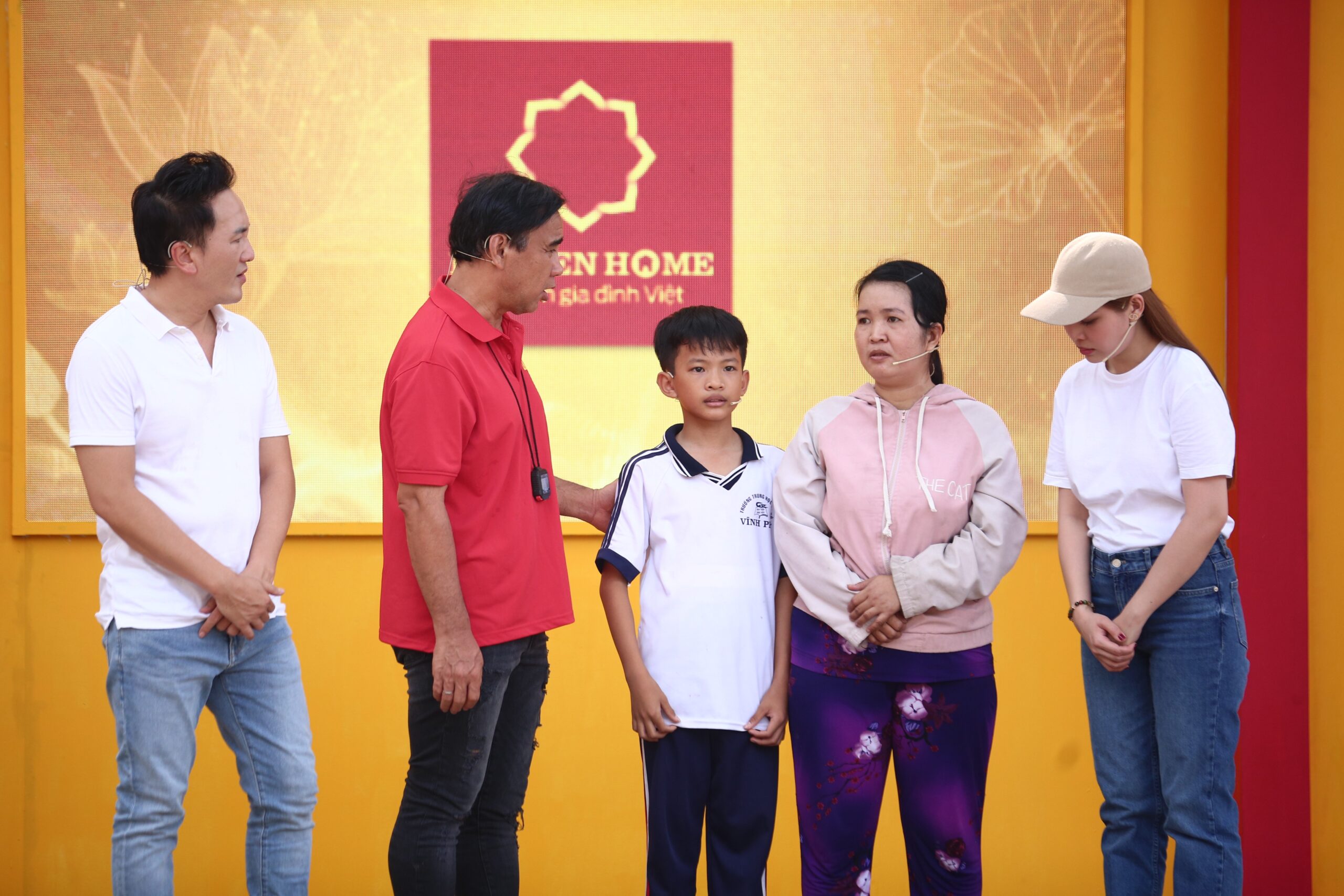 Cả ba nghệ sĩ phải cố gắng kiềm chế xúc động khi lắng nghe câu chuyện của ba gia đình trong Tập 90
