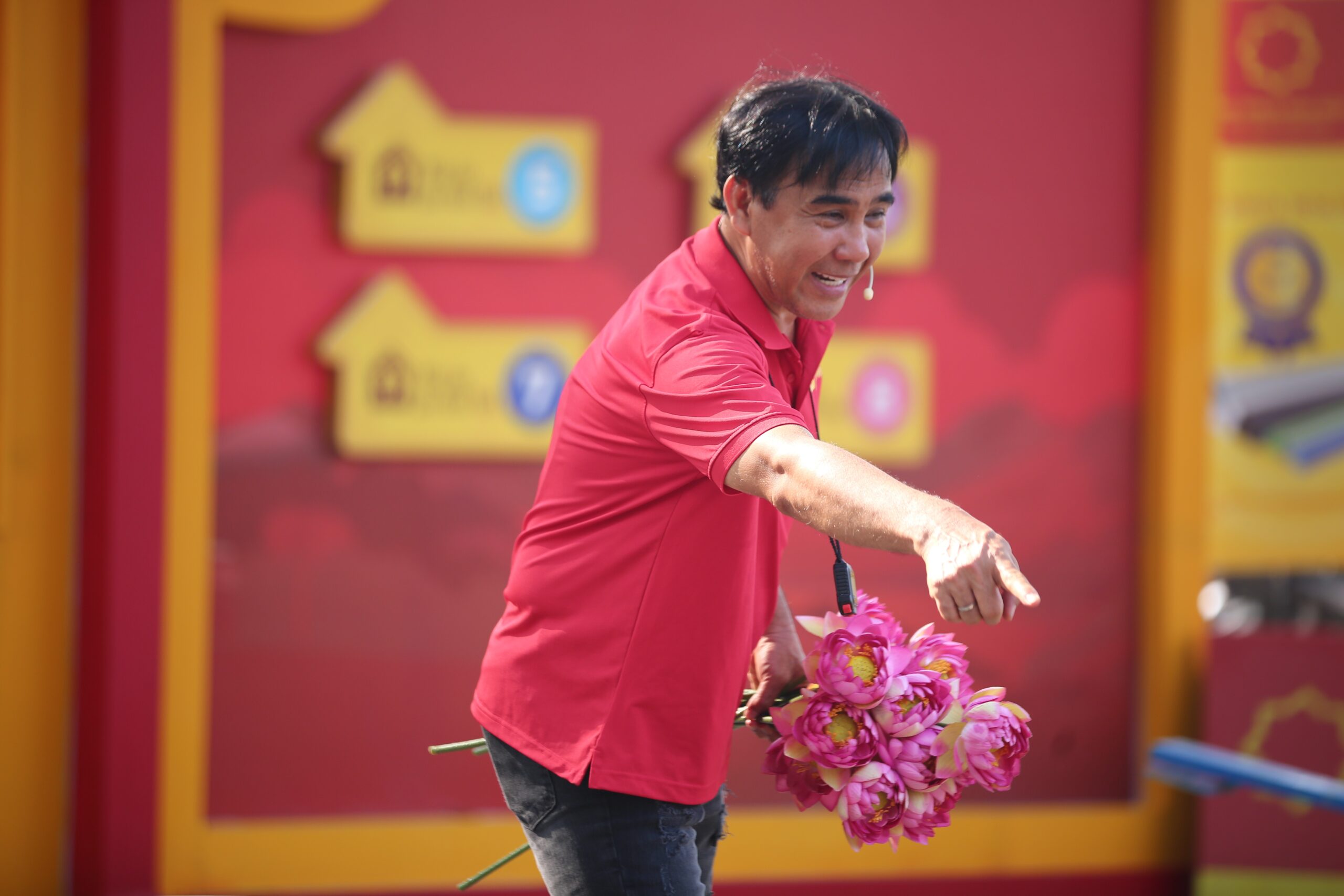 MC Quyền Linh trở thành “huấn luyện viên” để giúp các khách mời vượt qua những thử thách trong chương trình