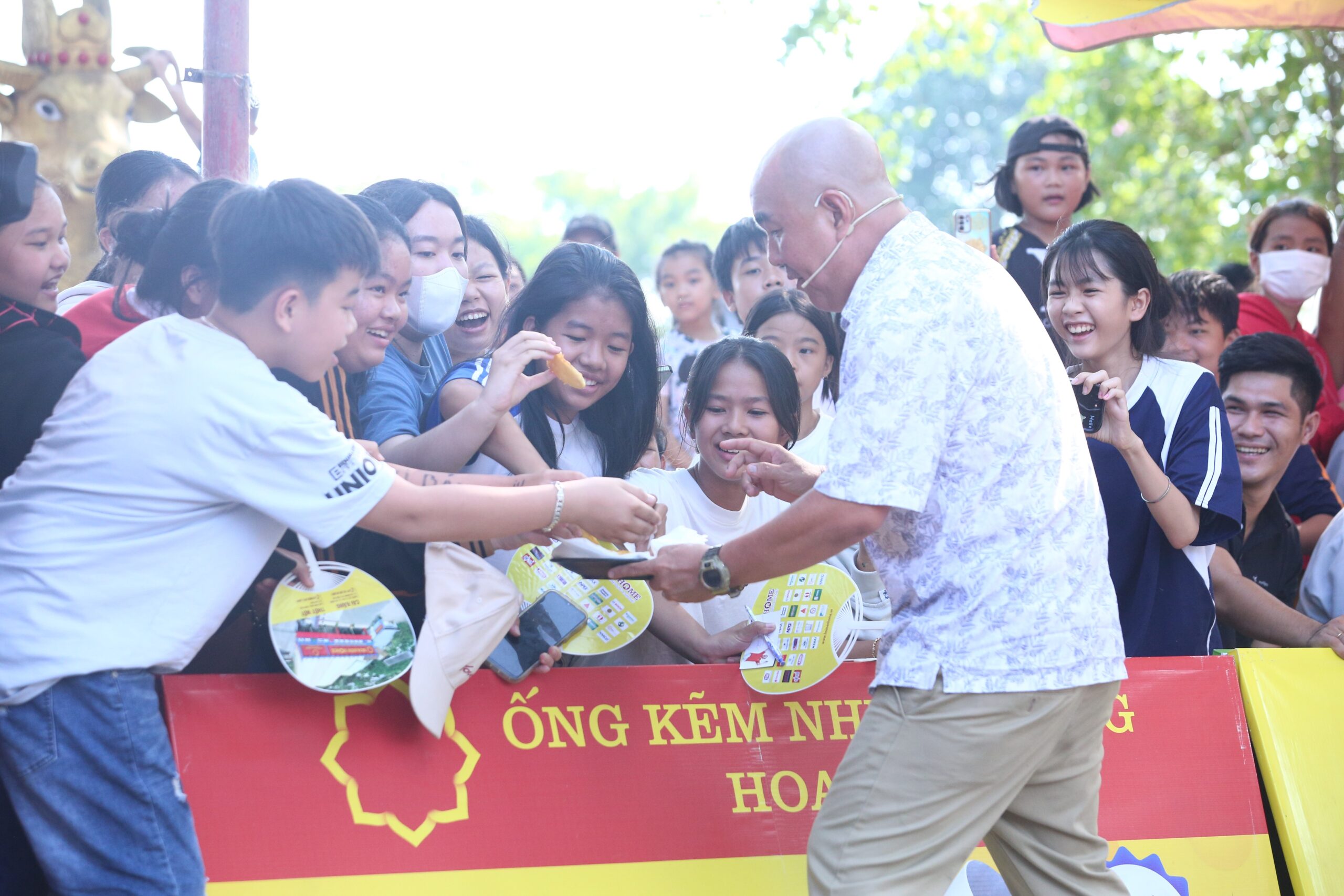 Diễn viên Quốc Thuận huy động sự hỗ trợ của khán giả tại trường quay giúp đỡ anh và Phương Anh Đào vượt qua thử thách giúp đỡ ba em hoàn cảnh
