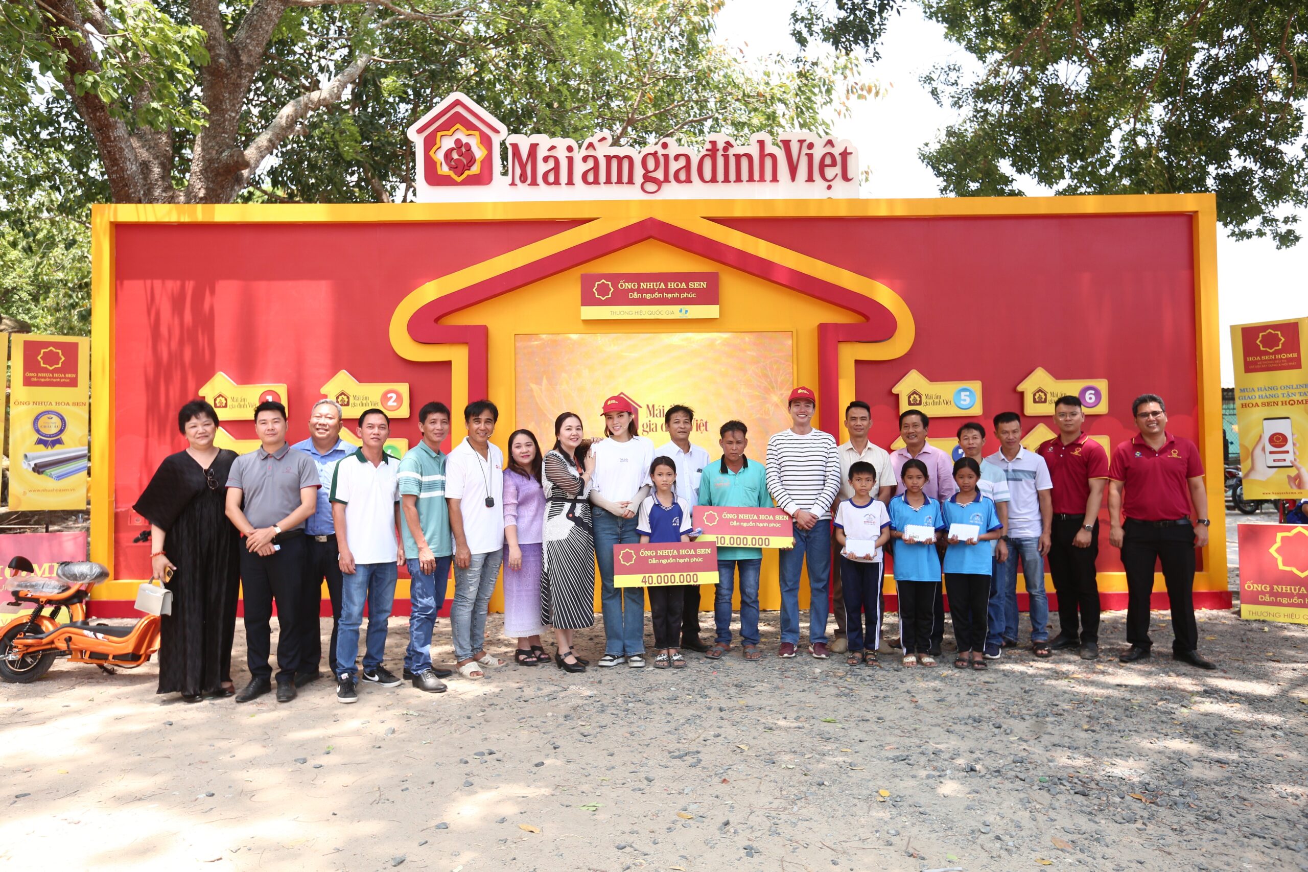 Kết thúc chương trình với nhiều niềm vui hạnh phúc, nhiều phần quà yêu thương dành cho ba gia đình