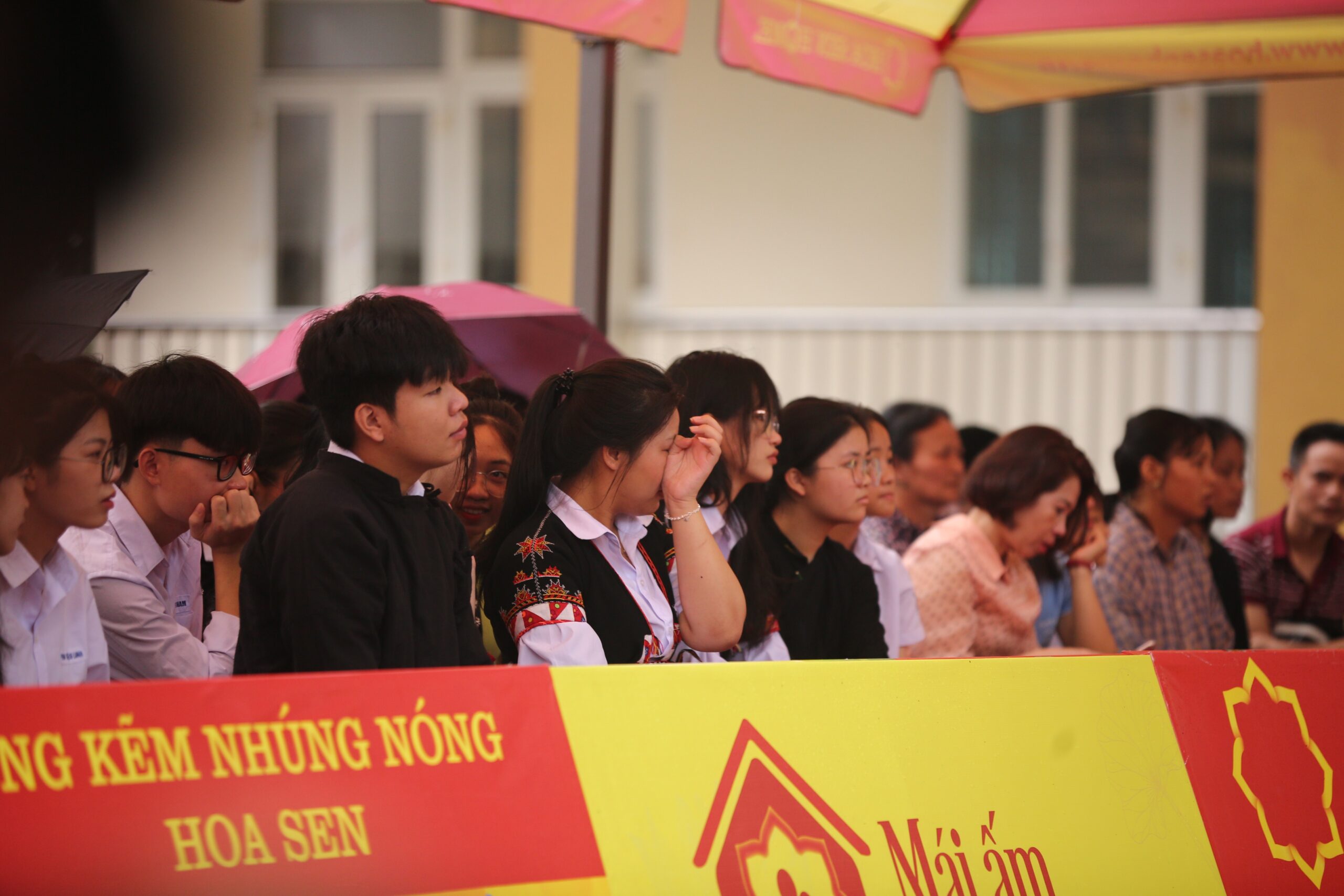 Cả trường quay cũng khóc nghẹn theo 3 hoàn cảnh trong Tập 89