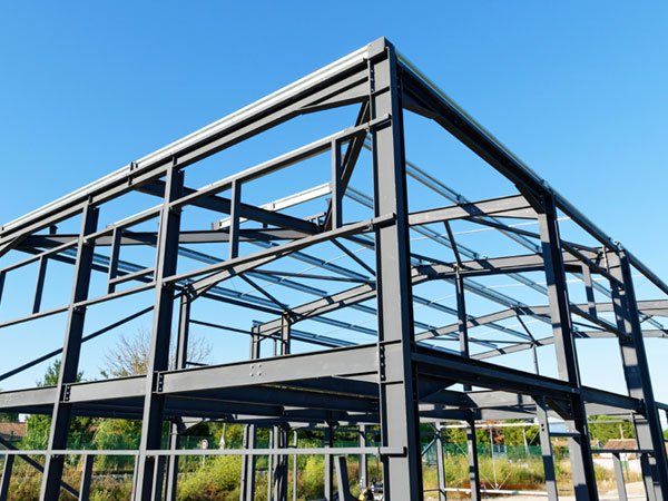 Thép hộp mạ kẽm với khả năng chống rỉ sét vượt trội giúp tuổi thọ sử dụng lên tới 15-30 năm trong điều kiện ngoài trời mà không cần bảo trì