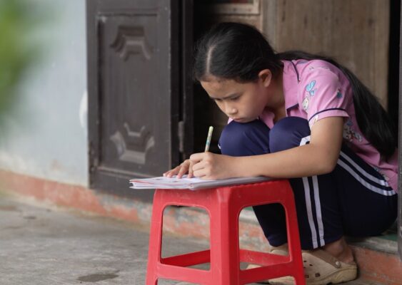 Cô bé 12 tuổi sống lẻ loi trong căn nhà thiếu vắng tình thương của cha mẹ.