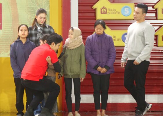 MC Dương Hồng Phúc dành cái ôm ấm áp động viên em Hương Giang