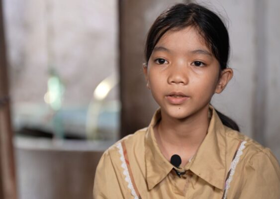 Em Nguyễn Thị Nhi đượm buồn khi nhắc đến những khó khăn, thiếu thốn của gia đình mình.  
