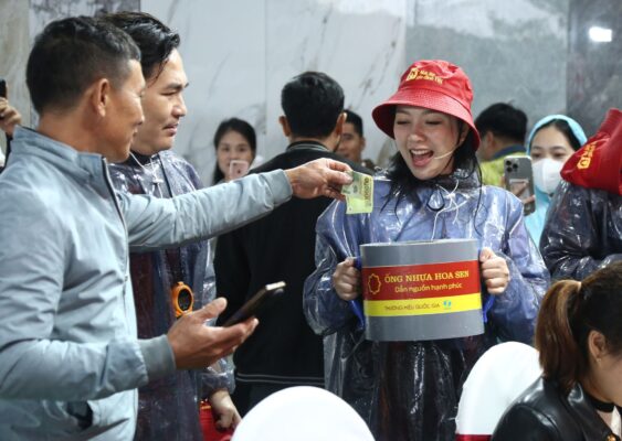 Bất chấp mưa to và trời rét, nhiều khán giả tại Quảng Bình đã đến ủng hộ chương trình và san sẻ yêu thương cùng các em nhỏ. 