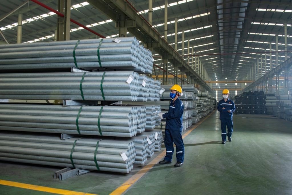 Ống thép mạ kẽm có lớp kẽm sáng mịn, thường sử dụng trong hệ thống cấp thoát nước, luồn dây điện.