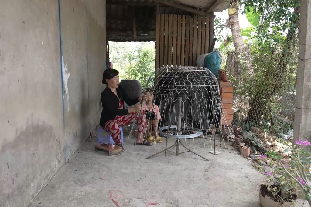 Công việc thường ngày của chị Thủy là đan bội gà