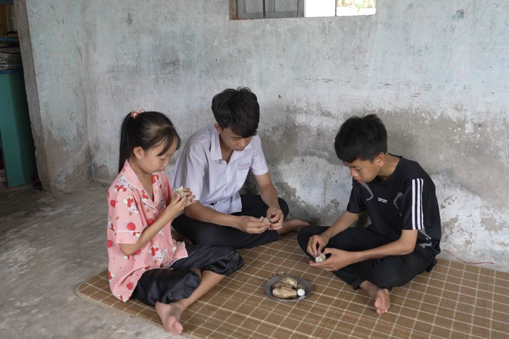 Không đủ tiền mua gạo, gia đình em phải thường xuyên vay mượn từng bữa cơm