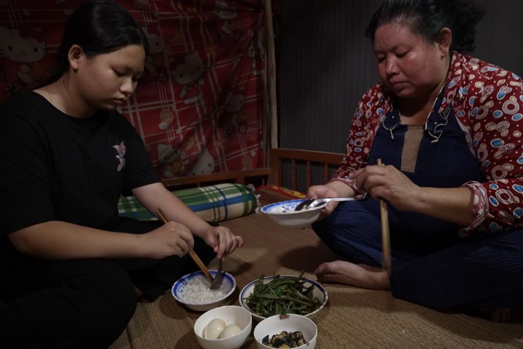 Thiếu vắng cha, giờ đây mẹ là chỗ dựa duy nhất của Cẩm Nhung