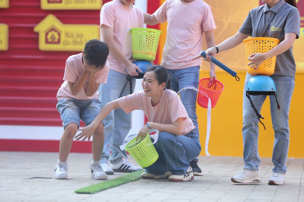 Xá Xị lăn xả hết mình trong các thử thách của chương trình