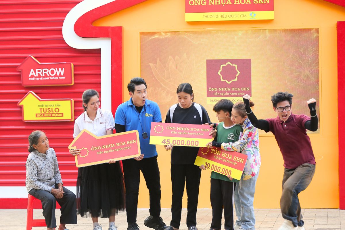 Từ những tấm bảng tiền thưởng cùng sự yêu thương vô vàn của khán giả, các em nhỏ mồ côi giờ đây có thể viết tiếp ước mơ đến trường.