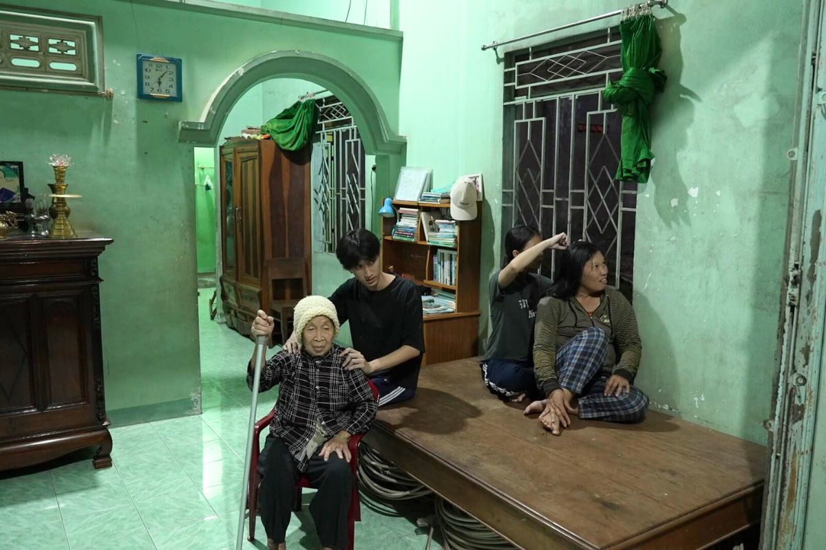Vắng đi bóng dáng người cha, người trụ cột, gia đình chỉ còn 4 người nương tựa lẫn nhau.