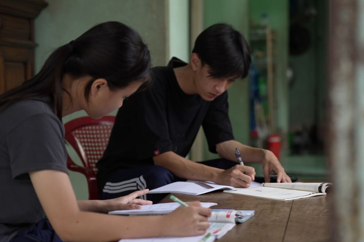 Hiểu được những khó khăn của gia đình, 2 anh em Tuấn và Vân luôn cố gắng học tập để sớm có thể báo hiếu mẹ