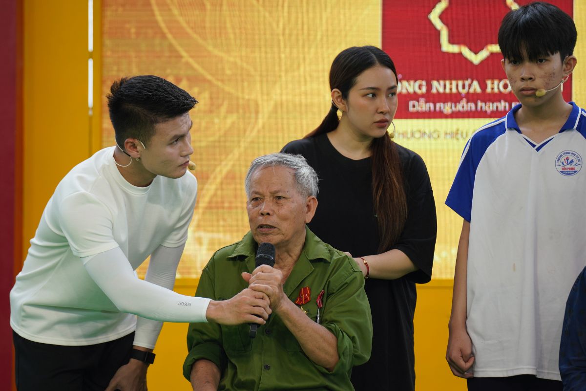 Cầu thủ Nguyễn Quang Hải góp mặt trong chương trình với vai trò khách mời, chung tay lan tỏa thông điệp yêu thương, sẻ chia vì cộng đồng.