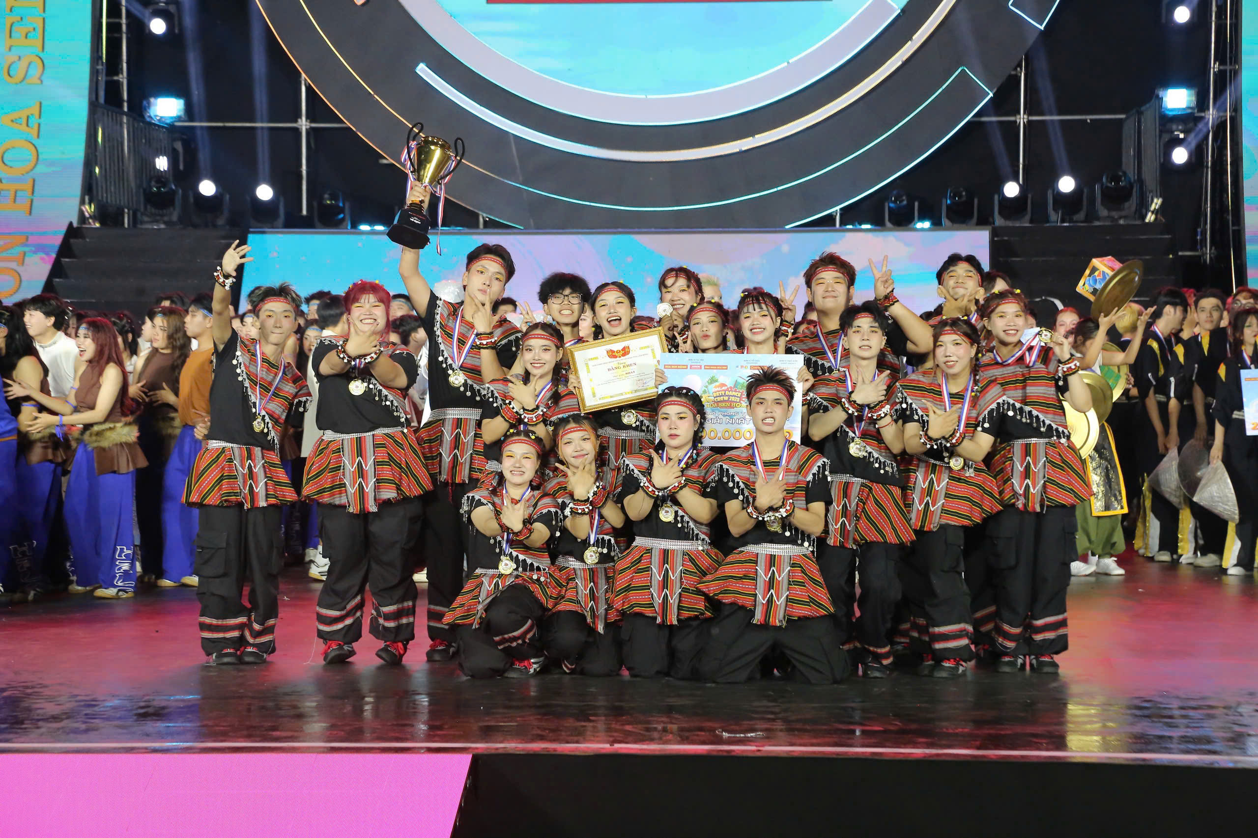 Nhóm VORTEX DANCE CREW của Trường Đại học Kinh tế – Tài chính TP HCM đăng quang ngôi vị Quán quân Bảng C.