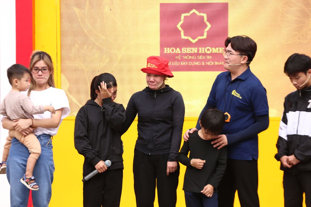 Câu chuyện của 5 mẹ con chị Nhất đã khiến MC Đại Nghĩa và ca sĩ Hoàng Yến Chibi không kìm được nước mắt