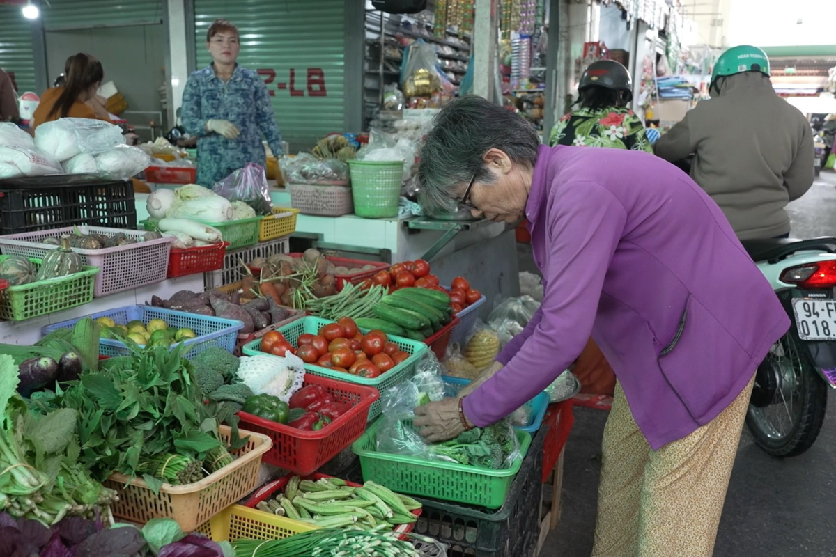 Gánh hàng rau đơn sơ chính là kế sinh nhai của 3 bà cháu em Tài