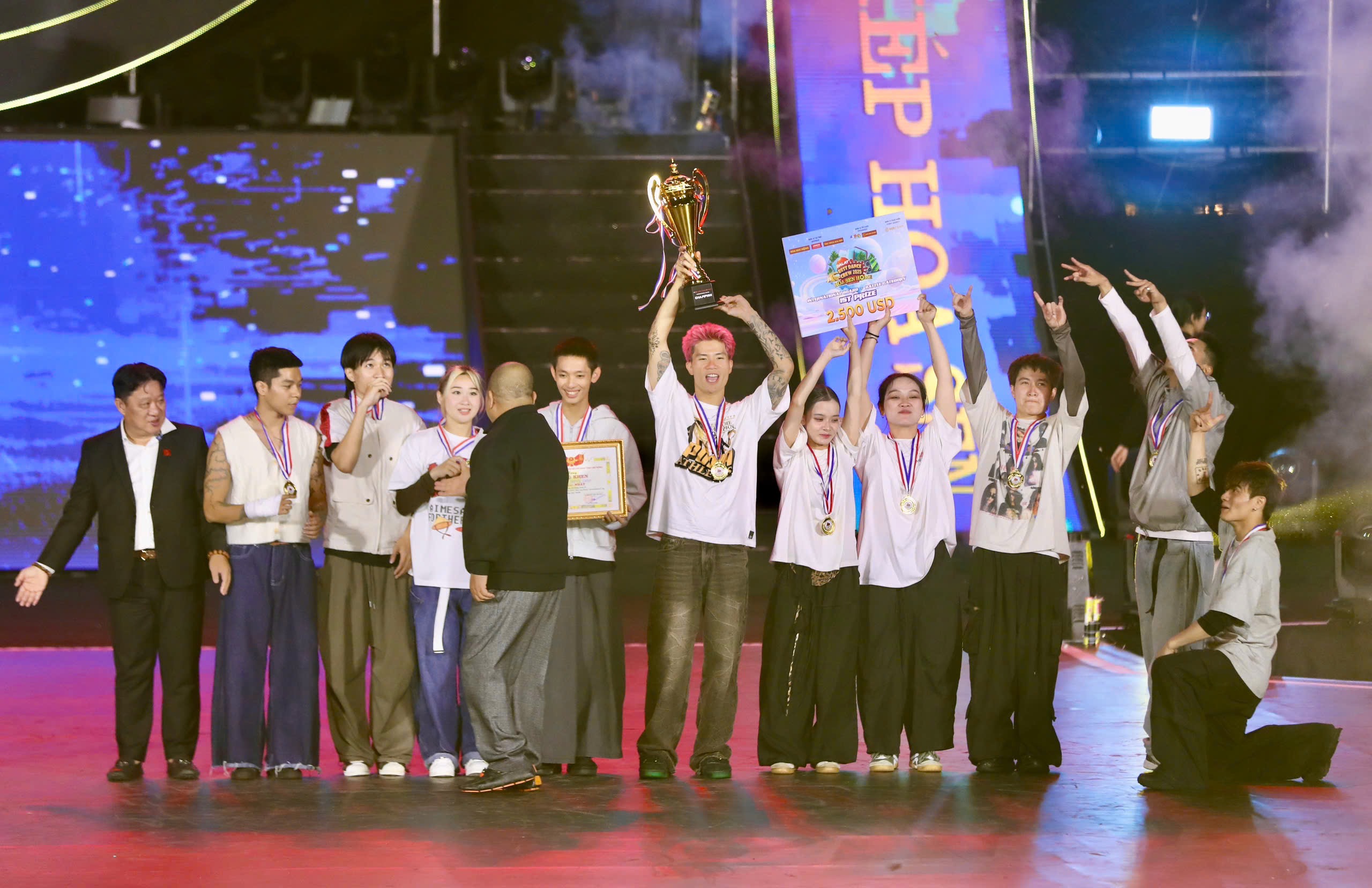 BZONE DANCE GROUP đăng quang Quán quân hạng mục Battle