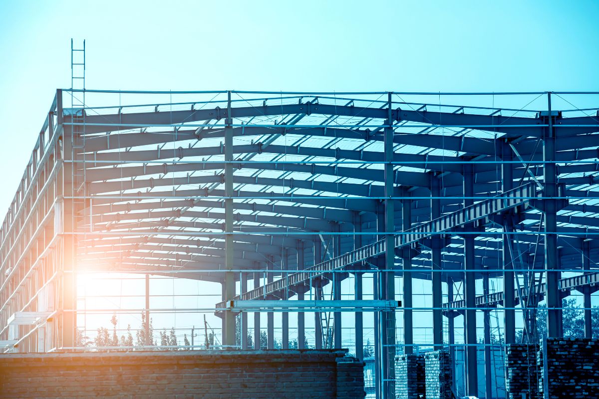Ống thép được sử dụng phổ biến để làm khung chính và khung phụ cho nhà tiền chế