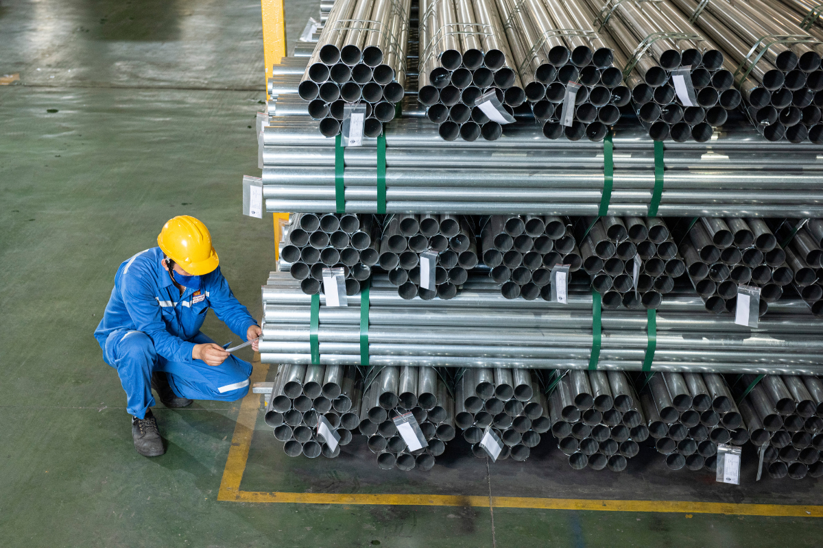 Ống thép mạ kẽm được phủ một lớp kẽm bên ngoài bằng phương pháp mạ kẽm nhúng nóng hoặc mạ điện phân