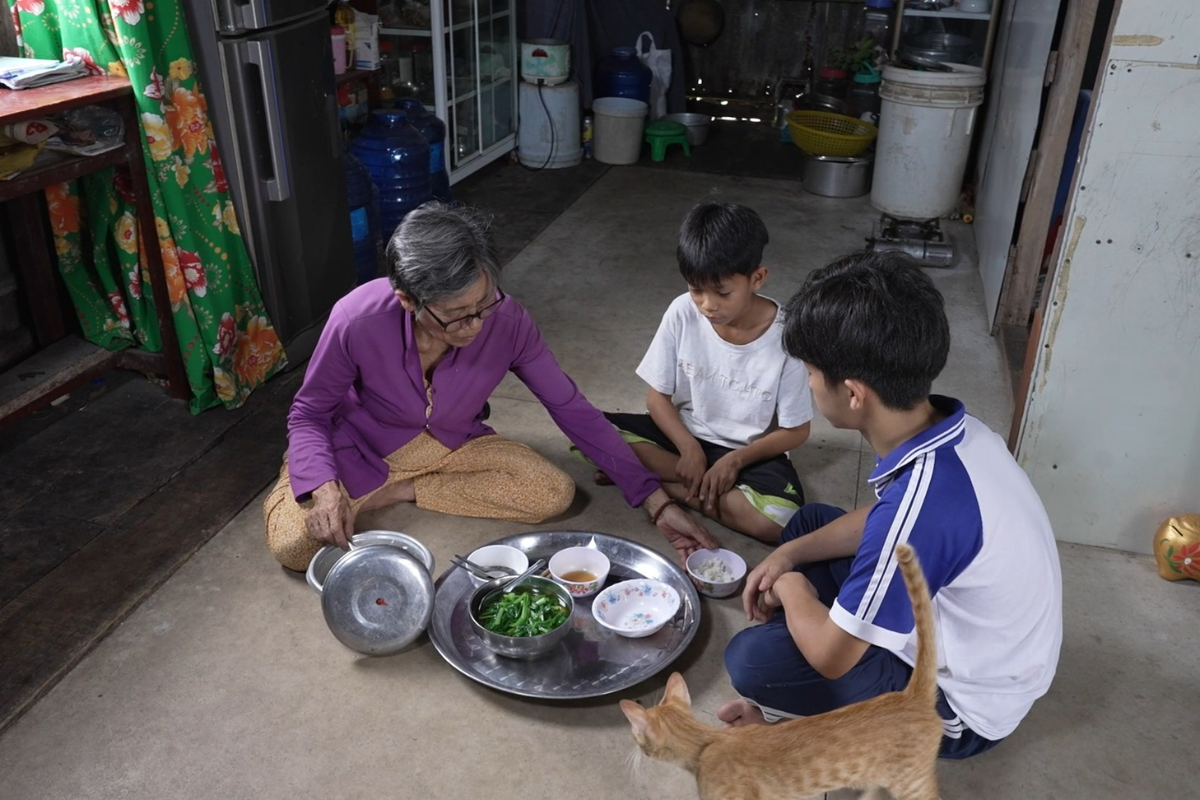 Thiếu thốn tình cảm của cả cha và mẹ, bà ngoại là người nuôi dạy hai anh em Tài suốt nhiều năm qua