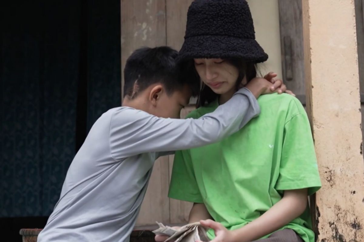 Giữa căn nhà cũ kỹ và cuộc sống thiếu thốn trăm bề, hình ảnh hai chị em yêu thương nhau khiến khán giả nghẹn lòng.