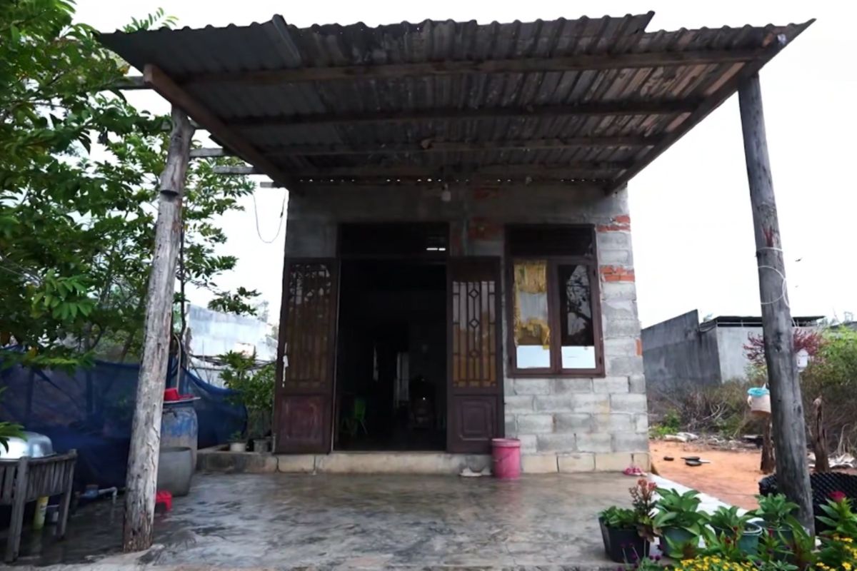 Căn nhà ba mẹ con Khánh đang ở chỉ lợp tạm vài tấm tôn cũ, xà gồ thì xiêu vẹo, mỗi khi trời mưa là nước dột khắp nơi, không có chỗ nào khô để ngủ.