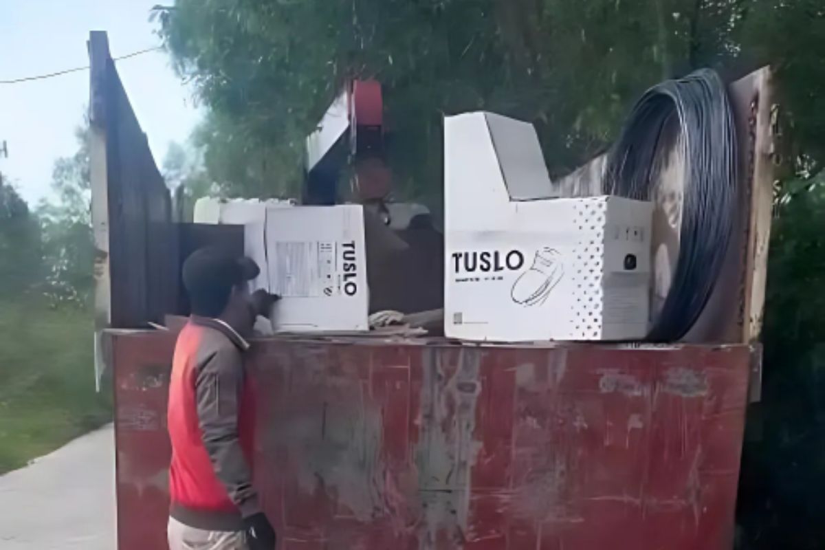 Thiết bị vệ sinh được vận chuyển đến tận nhà như một món quà nhỏ mang theo hy vọng về những ngày sống tiện nghi và an toàn hơn cho gia đình em Nhàn