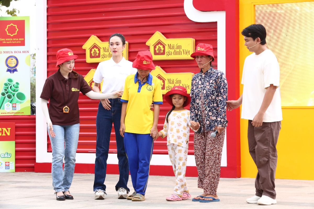 Em Kim Khánh cúi gằm mặt chia sẻ những khó khăn với chương trình Mái ấm gia đình Việt