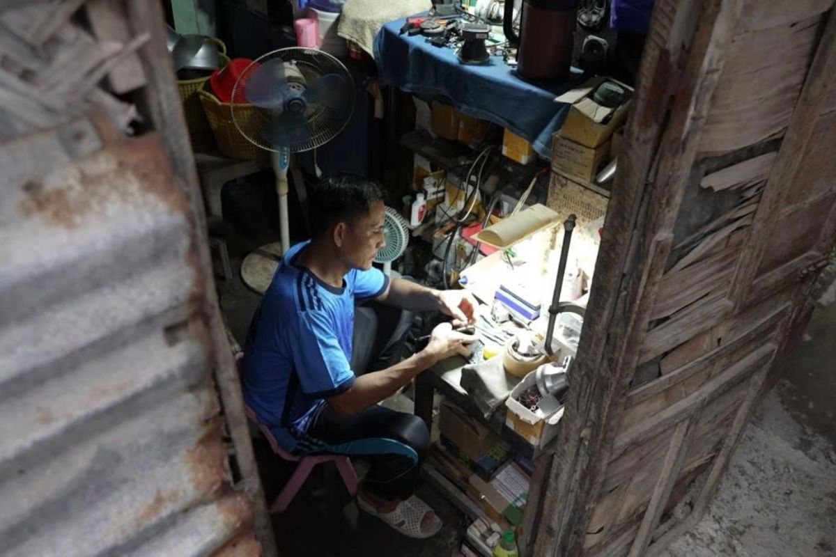 Góc nhỏ sửa linh kiện không một chiếc bảng hiệu của ba em Khôi