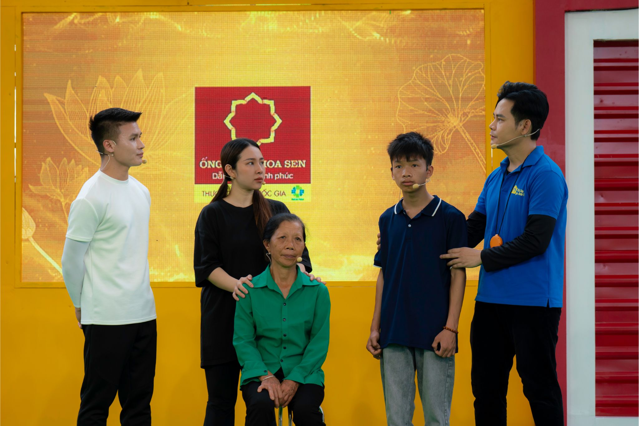 Ca sĩ Bảo Trâm và cầu thủ Quang Hải nghẹn ngào trước sự hiểu chuyện của Lâm dành cho người mẹ đã bỏ đi khi em mới 18 tháng tuổi.