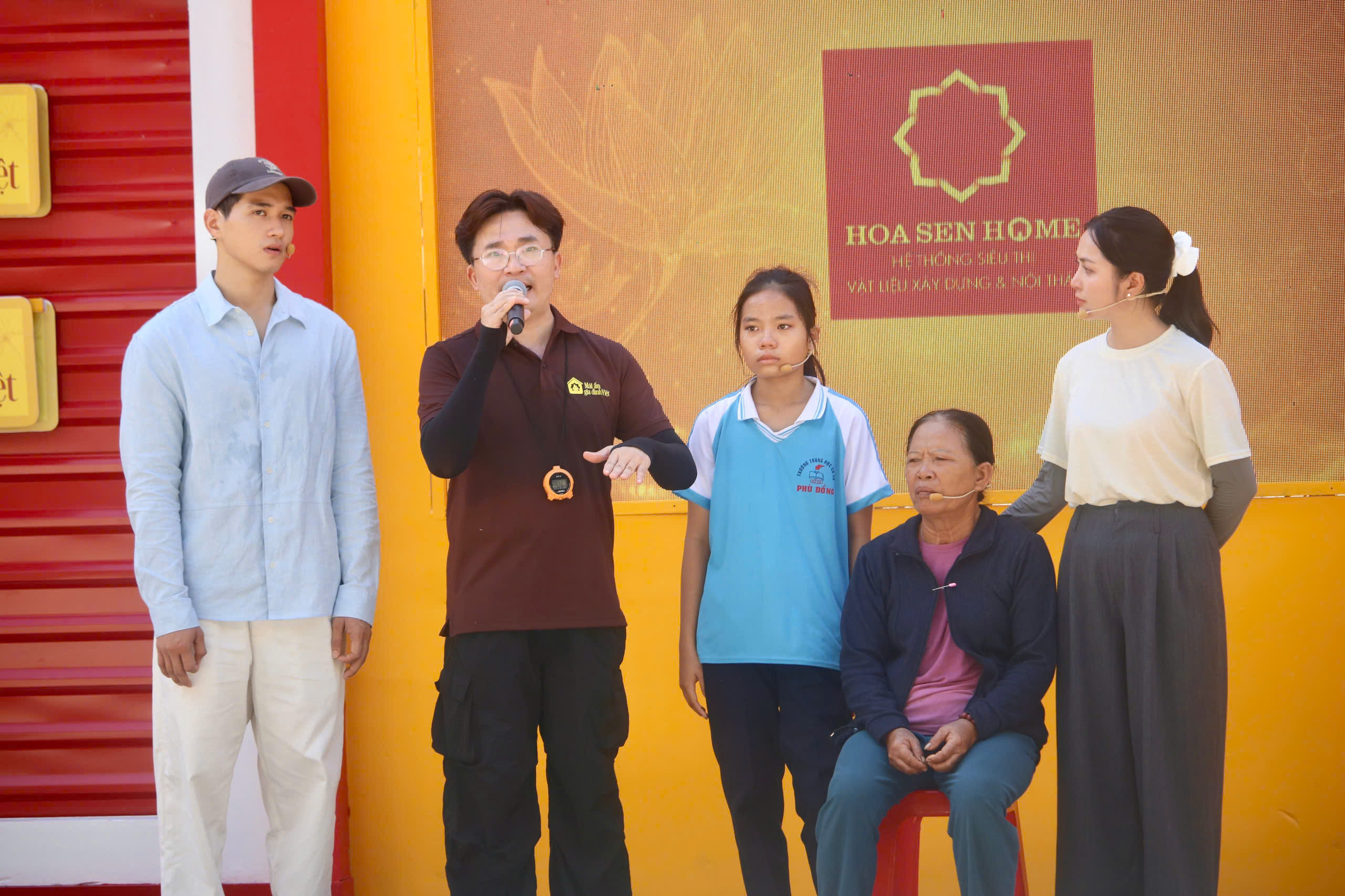 MC Đại Nghĩa chia sẻ cùng các nhân vật trong chương trình, không giấu được sự nghẹn ngào trước những hoàn cảnh quá đỗi éo le.