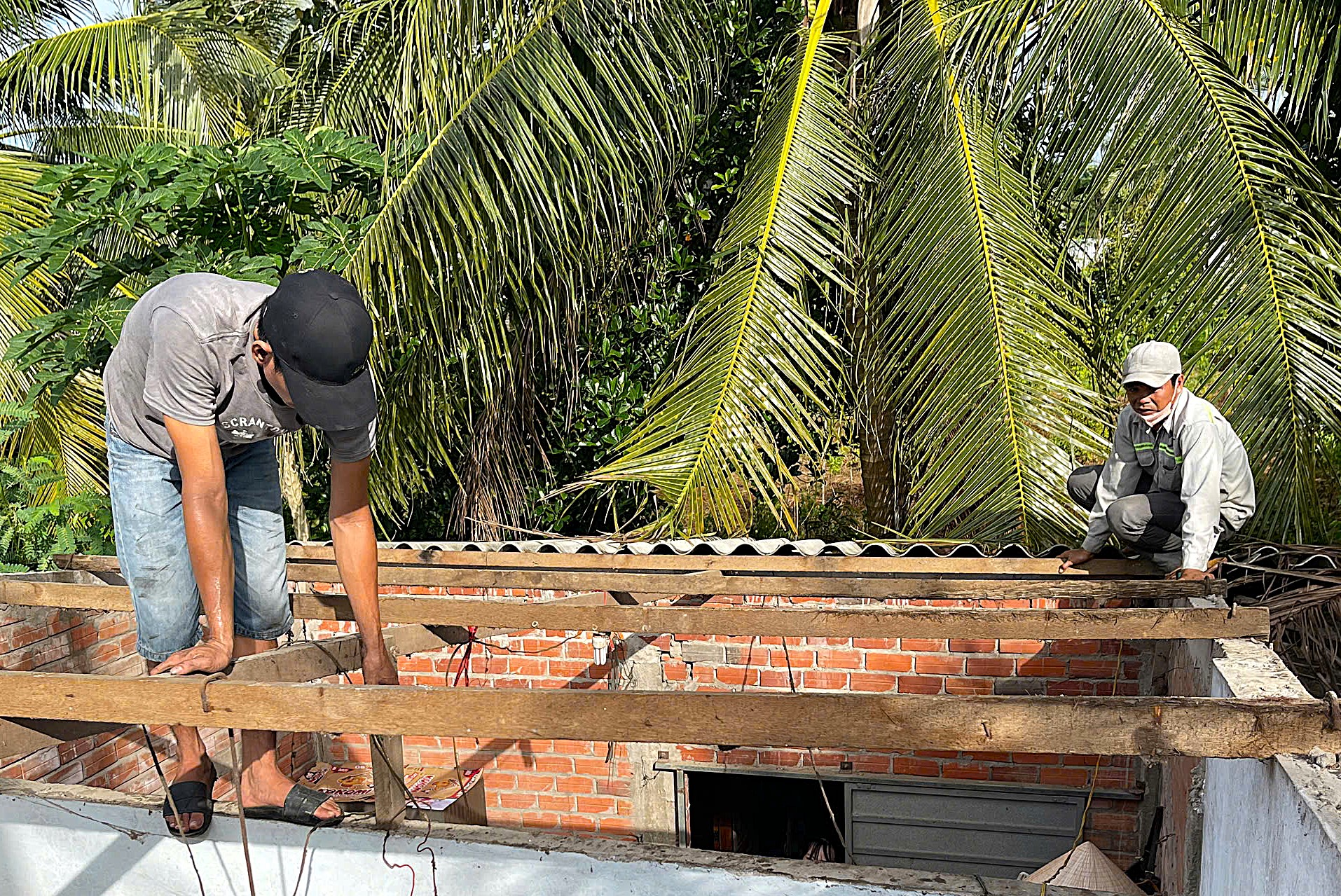 Các vật liệu xây dựng và sửa chữa nhà cho các em được vận chuyển đến tận nơi.