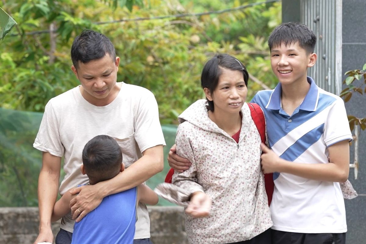 Khoảnh khắc hiếm hoi cả gia đình em Hữu Bảo nở nụ cười, nhưng đằng sau nụ cười ấy là những lo toan, đau đáu cho cuộc sống còn nhiều khó khăn phía trước.