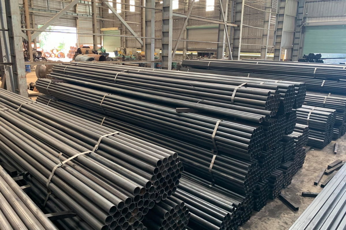Ống thép đen Hoa Sen được xếp gọn gàng trong kho, bề mặt nhẵn mịn, đáp ứng tiêu chuẩn chất lượng quốc tế, sử dụng cho công trình dân dụng và công nghiệp