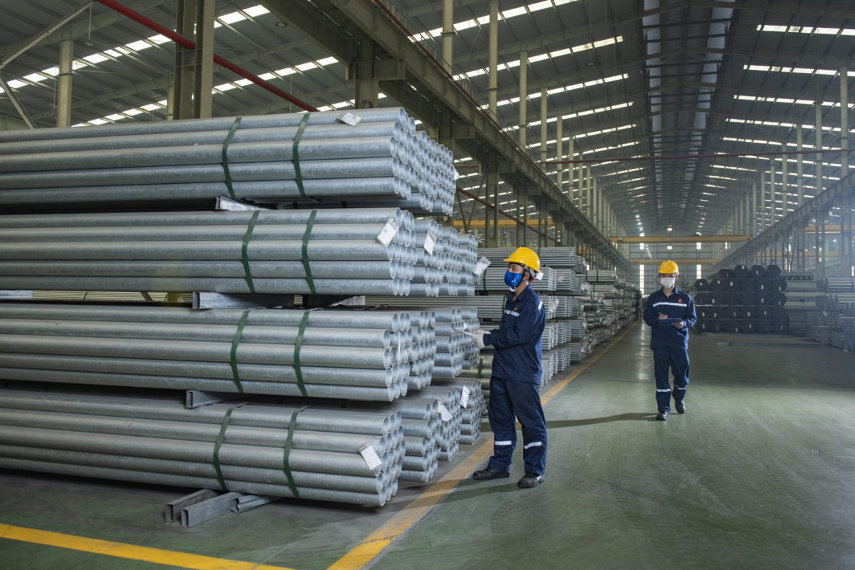 Công nhân kiểm tra và sắp xếp ống thép đen trong nhà máy sản xuất, đảm bảo chất lượng trước khi xuất kho phân phối cho các công trình xây dựng và công nghiệp.