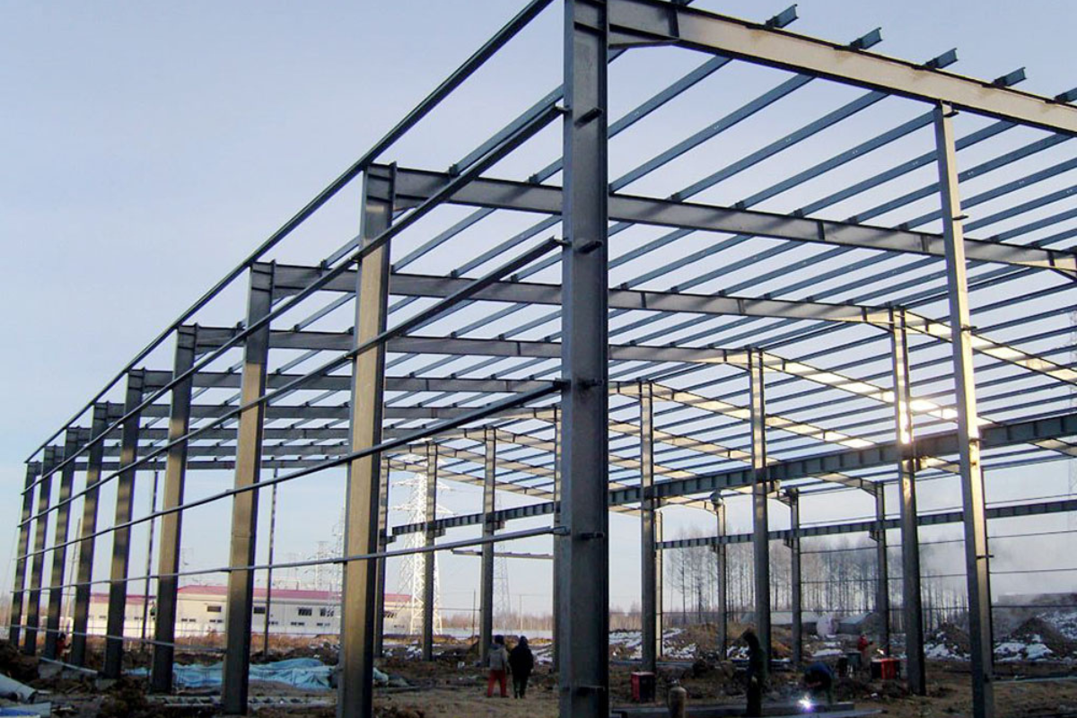 Nhà thép tiền chế được xây dựng bằng ống thép đen có khả năng chịu tải trọng cao, đảm bảo kết cấu vững chắc và độ bền lâu dài.