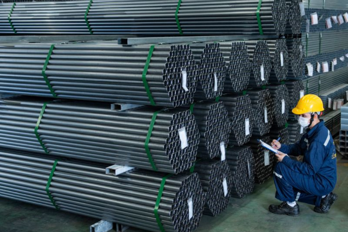 Công nhân kiểm tra và sắp xếp các bó ống thép đen trong kho, đảm bảo bảo quản đúng cách để duy trì chất lượng và độ bền lâu dài.