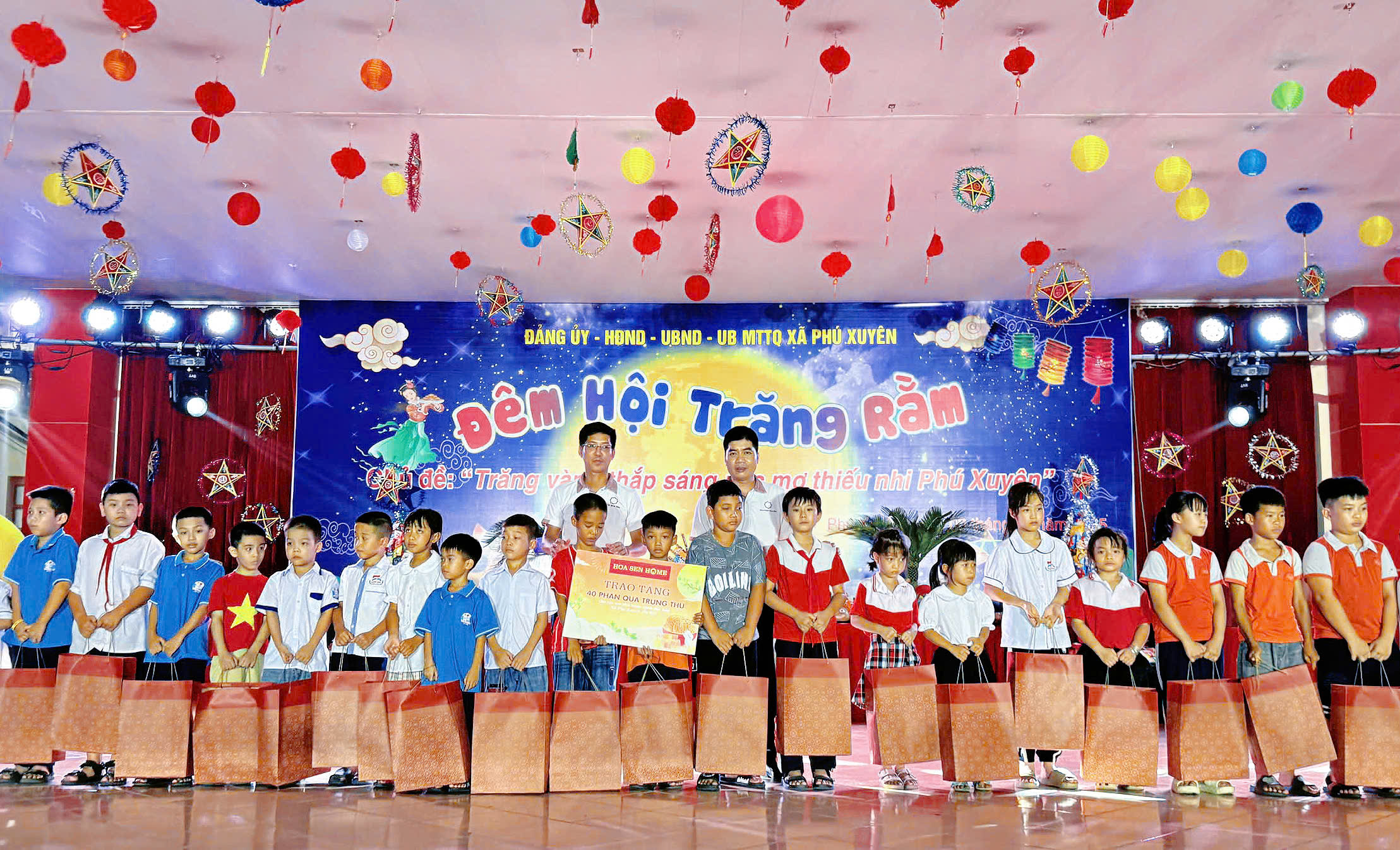 Đại diện Hệ thống Siêu thị Vật liệu xây dựng và Nội thất Hoa Sen Home trao tặng quà Trung thu cho trẻ em có hoàn cảnh đặc biệt tại xã Phú Xuyên, Hà Nội