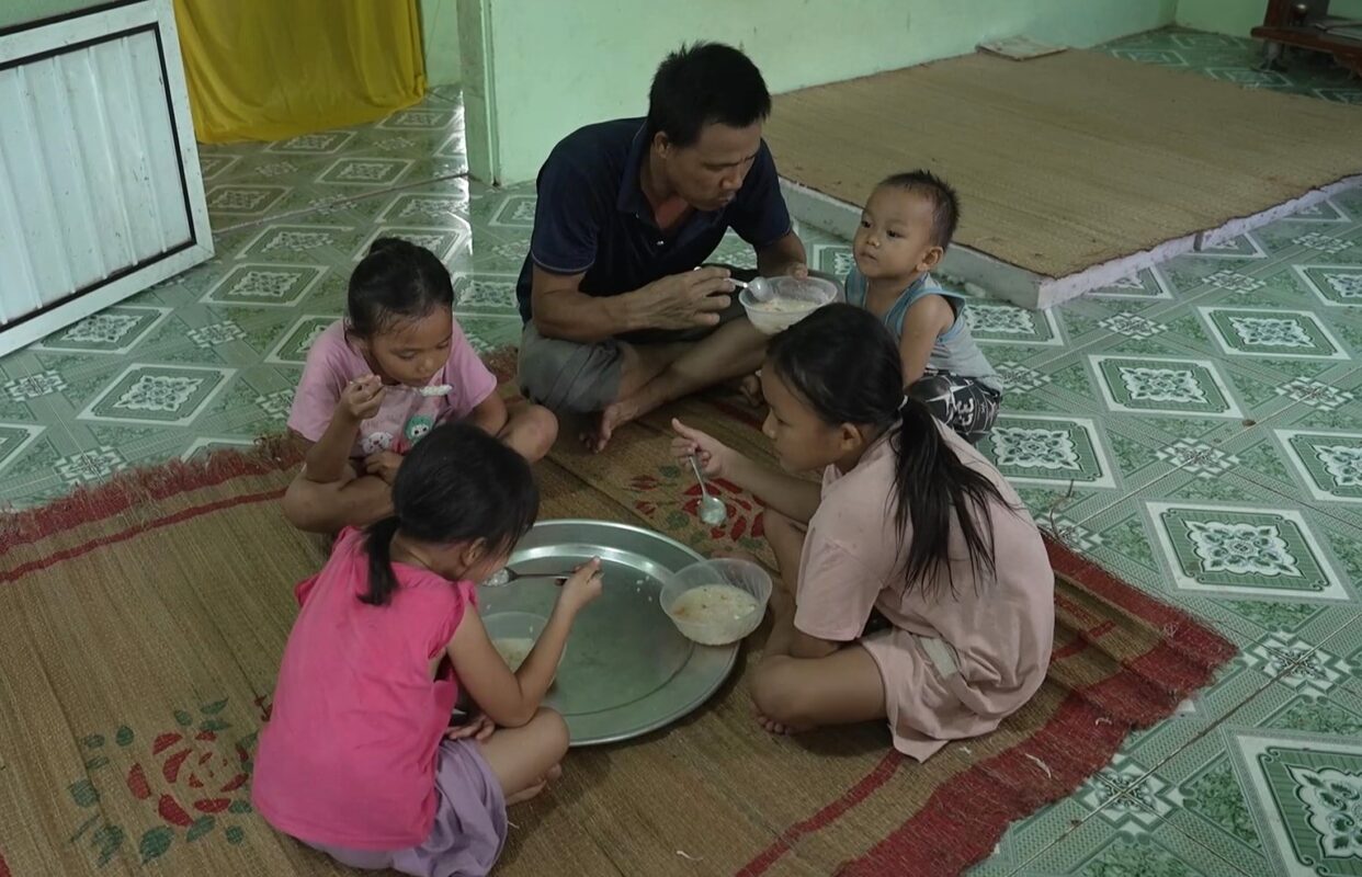 Anh Hồ Văn Định, người cha sinh năm 1990 vừa lo cho bốn con nhỏ, vừa chăm cha già bị tai biến, sau khi vợ mất vì nhiễm trùng máu cuối tháng 6/2025