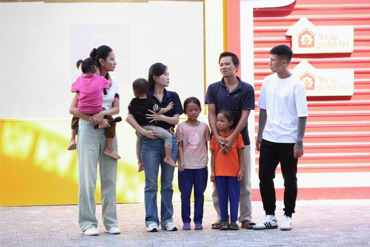 Bốn đứa trẻ ngây thơ vẫn chưa hiểu hết sự mất mát, cảnh tượng khiến MC và khách mời không thể kìm lòng
